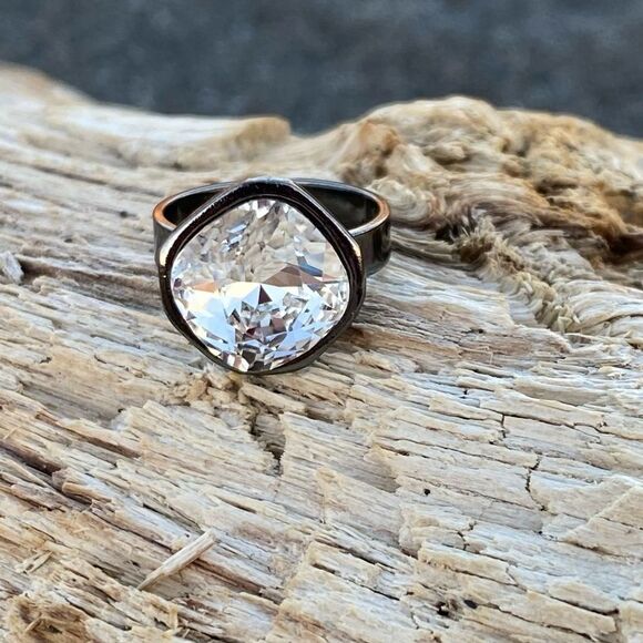 Handcrafted sparkly ring made with Swarovski crystal adjustable fit in gunmetal - Picture 4 of 5